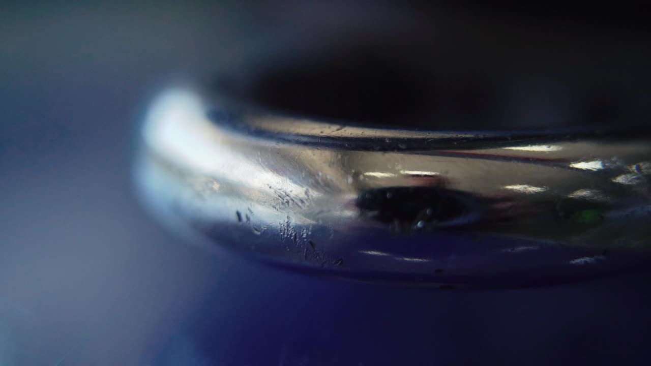 video macro de un candado, cerradura de acero brillante de primer plano, equipo de seguridad, cámara lenta 120 fps, full hd, zoom en movimiento suave