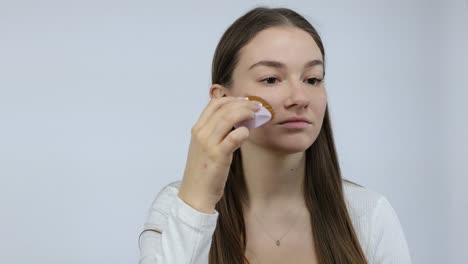 Mujer-Joven-Y-Atractiva-Asustada-Y-Confundida-Después-De-Intentar-Un-Error-De-Tono-De-Maquillaje-Equivocado