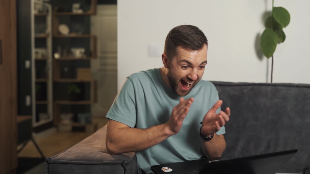 buen hombre conmocionado por la victoria celebra alegremente la victoria