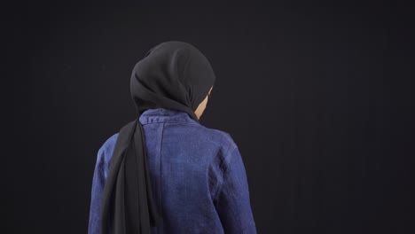 mujer musulmana africana joven en hijab sintiéndose mal, triste e indefensa.