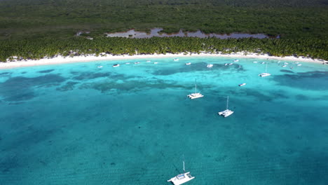 Lujosos-Yates-Catamaranes-Anclados-En-El-Mar-Tropical,-Costa-De-Isla-Saona