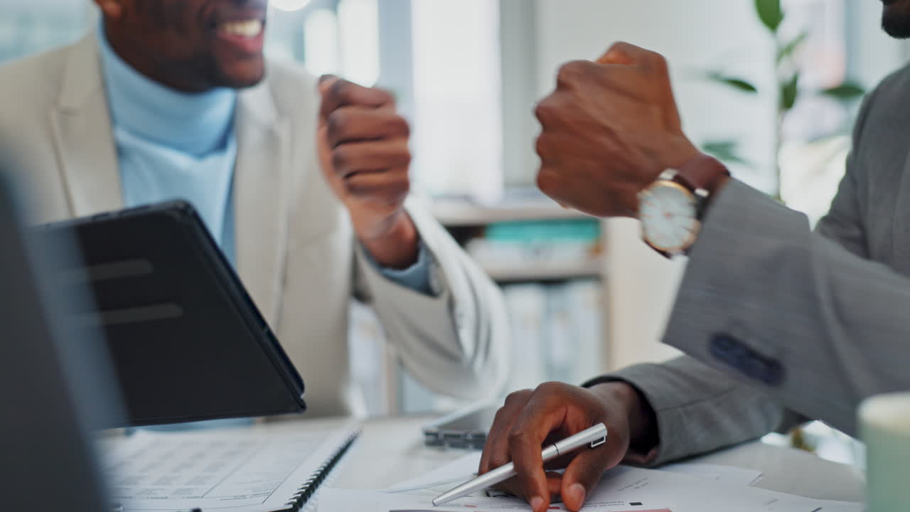 사무실, 태블릿, 손과 흑인들의 주먹 충돌