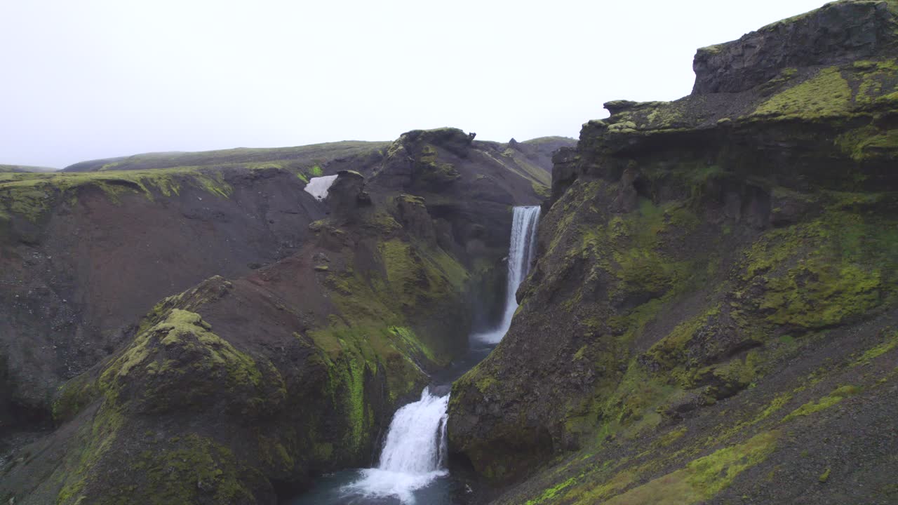 aéreo hacia el famoso monumento natural y atracción turística de skogafoss falls y el sendero fimmvorduhals en islandia