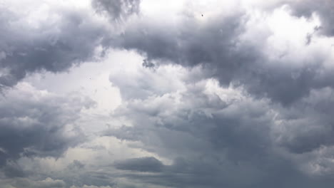 tempestad de lapso de tiempo nubes grises formándose en el cielo lluvia fuerte entrante