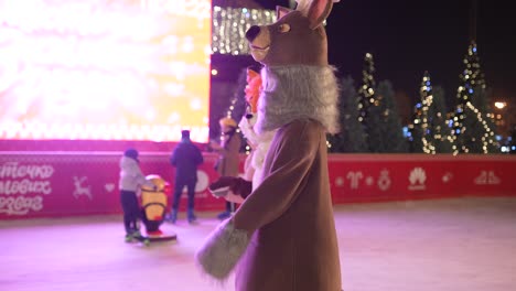 diversión de invierno en una pista de patinaje sobre hielo