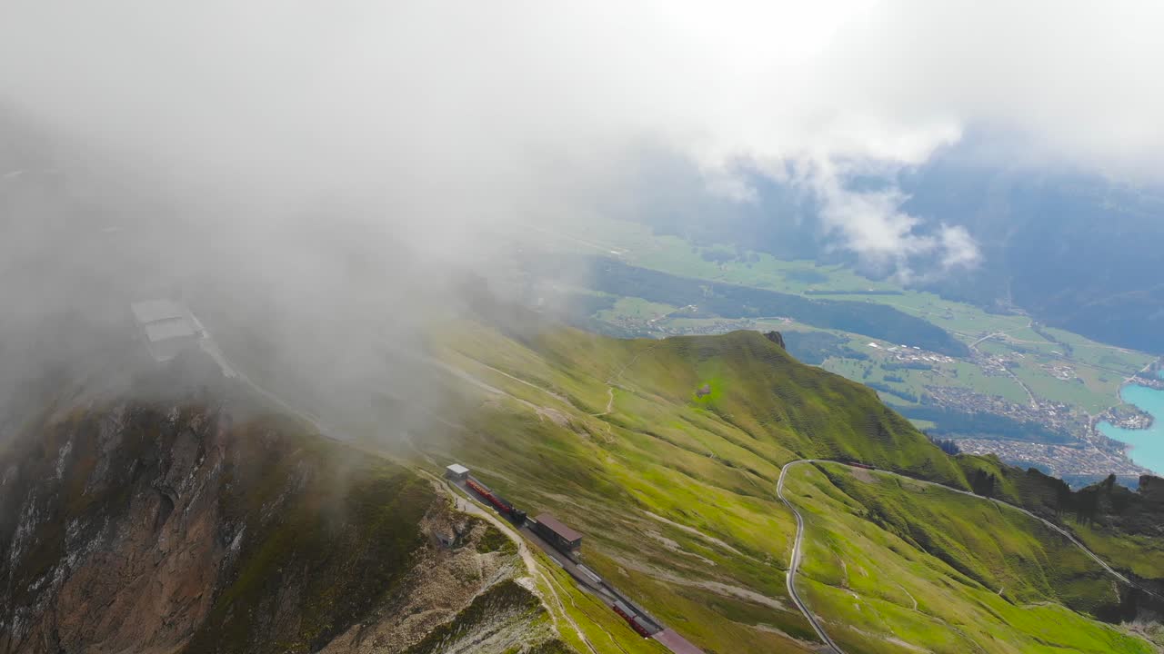 antena: cordillera entre nubes en los alpes suizos