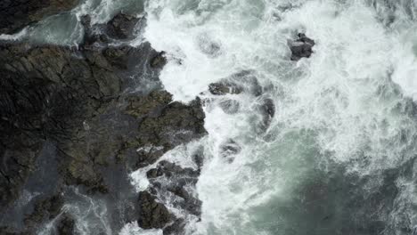 Las-Olas-Golpearon-Las-Rocas-De-La-Isla-Frank-En-Tofino,-Columbia-Británica,-Canadá.