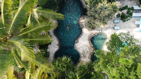 Eine-Schöne-Frau,-Die-Im-Pool-Schwimmt