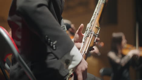 Fagot-En-Pequeña-Orquesta-Músico-Masculino-Está-Tocando-Música-Instrumento-De-Viento-En-Mano-Del-Fagotista