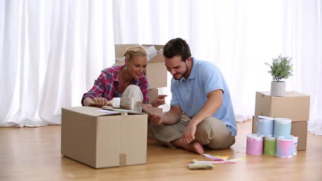 una pareja discute el color de su sala de estar.