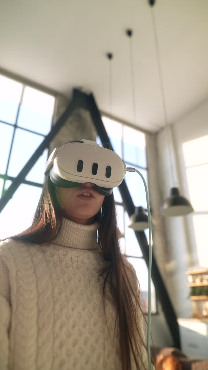 mujer con auriculares vr en un hogar moderno