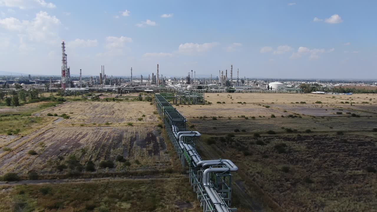 toma aérea estabilizada de las tuberías de vapor de una refinería