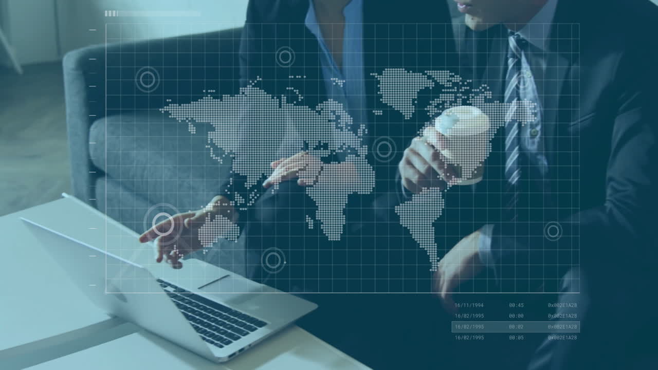 사무실에서 다양한 사업가들에 대한 금융 데이터 처리의 활성화