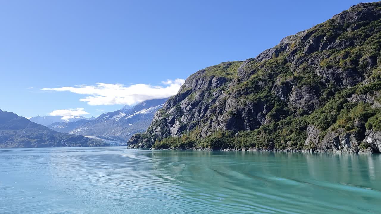 Paesaggio di Glacier Bay, Alaska, con montagne e acqua turchese calma