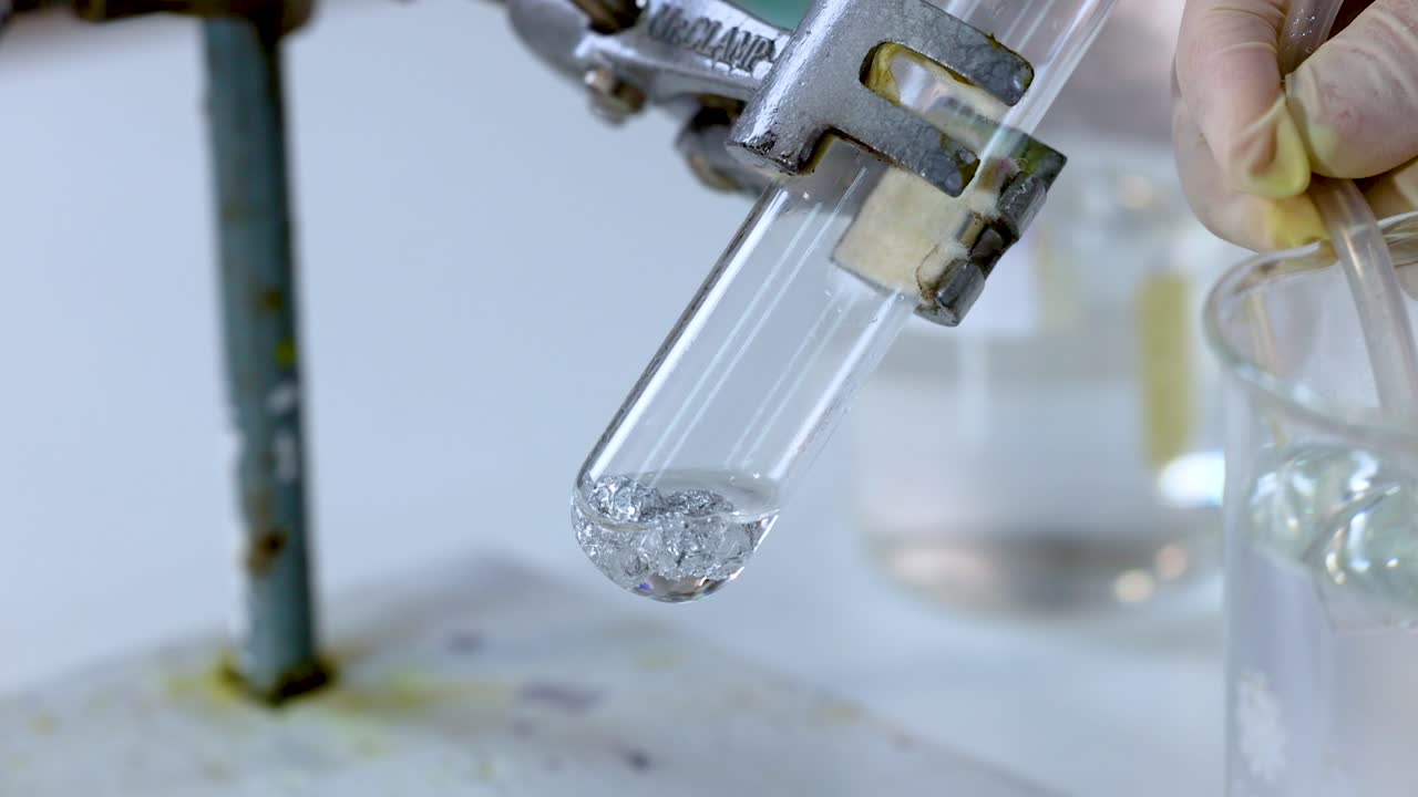 실험 튜브에서 화학 반응