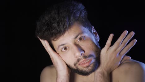 un retrato cercano de un hombre esquizofrénico. un hombre lunático.