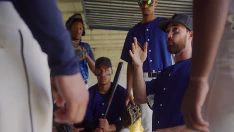 baseball players preparing the match