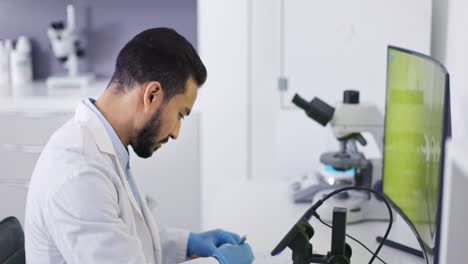 científico en computadora, hombre con datos científicos