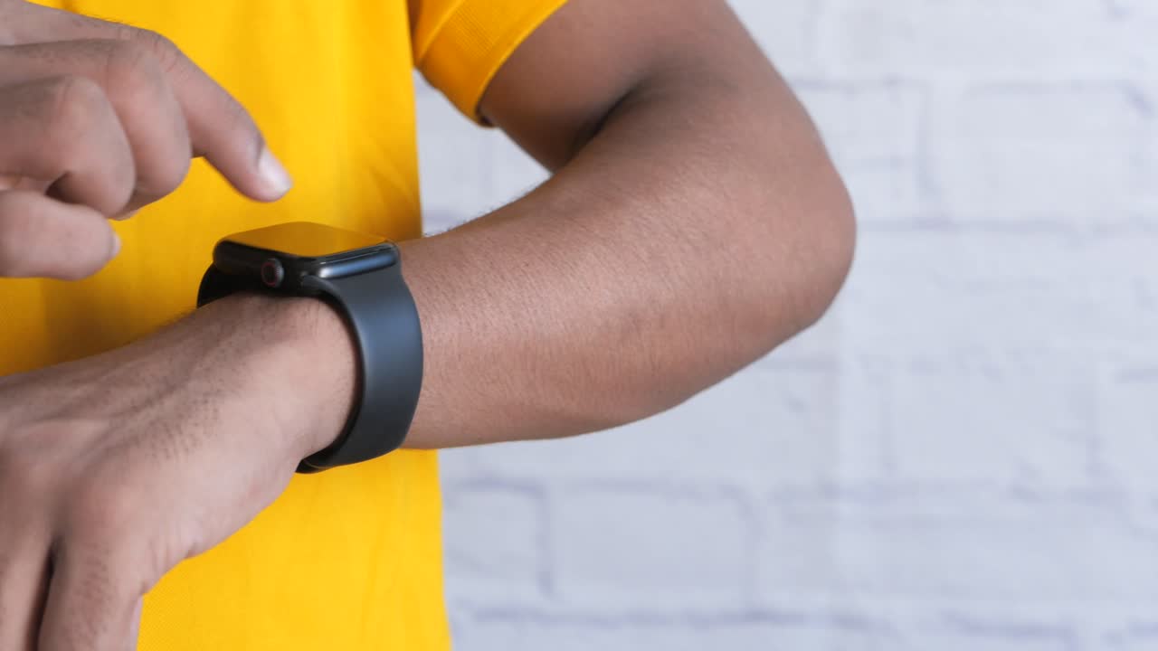 hombre usando un reloj inteligente