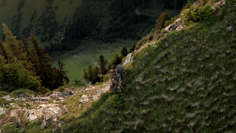 Vogelperspektive-Von-Oben-Nach-Unten-Auf-Einen-Professionellen-Wanderer,-Der-Bei-Sonnenaufgang-Den-Berg-Hinuntergeht