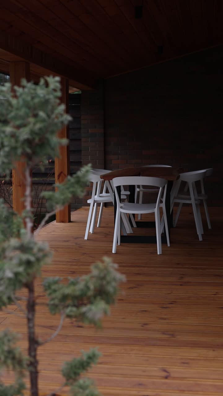 área de comedor al aire libre en una cubierta de madera