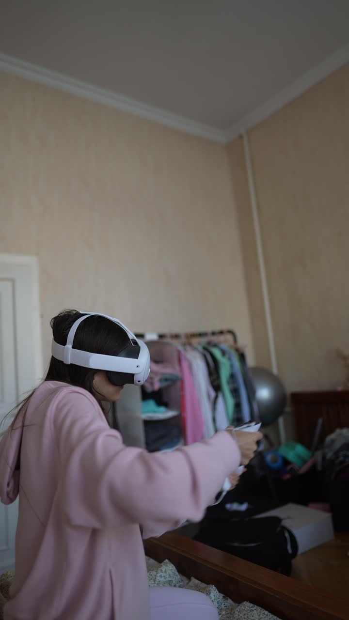 mujer joven con auriculares vr y controladores