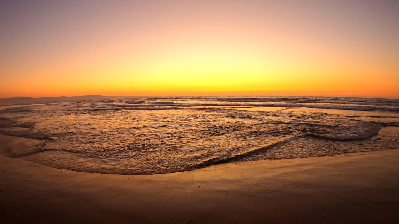 Niebo o zmierzchu nad plażą Marina State, Kalifornia.