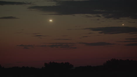 planetas y estrellas en el cielo nocturno