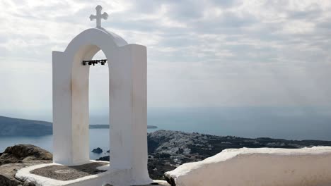 zoom en la toma de la cruz con vistas a oia en santorini