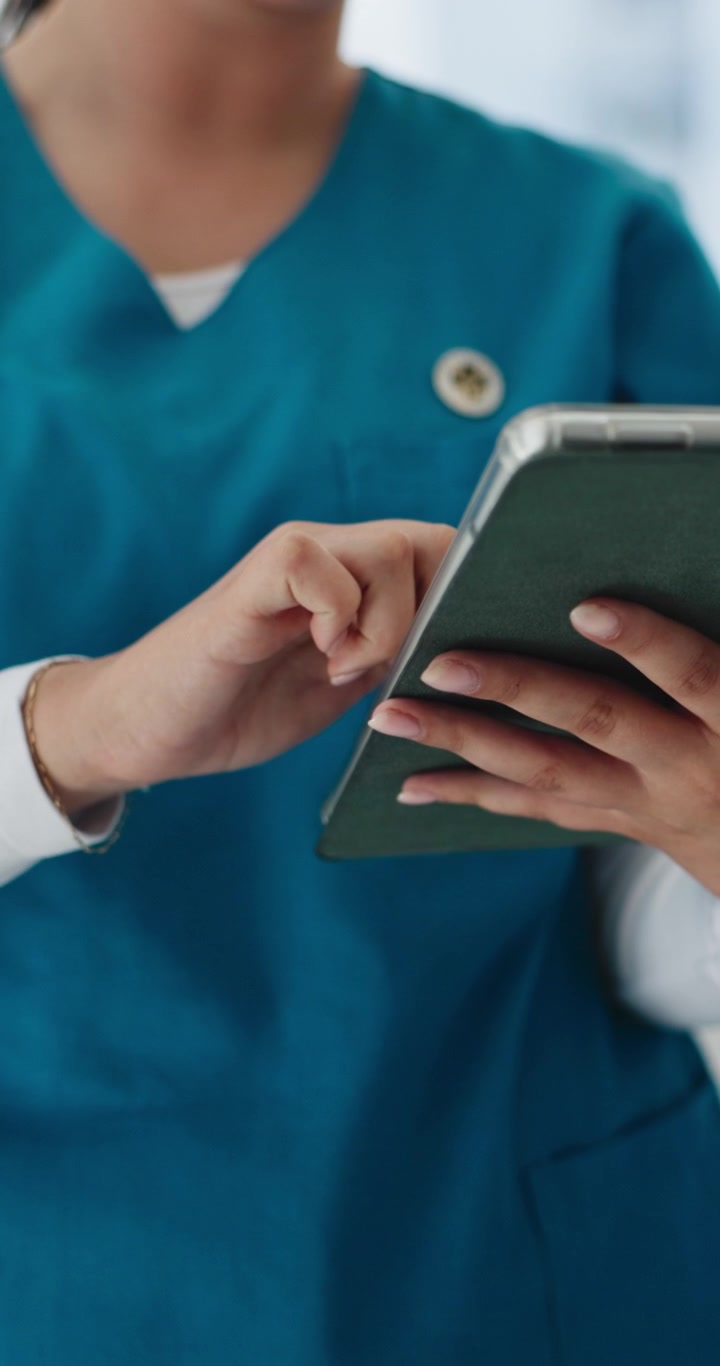 Profesional de la Salud Usando Tableta Digital en Hospital
