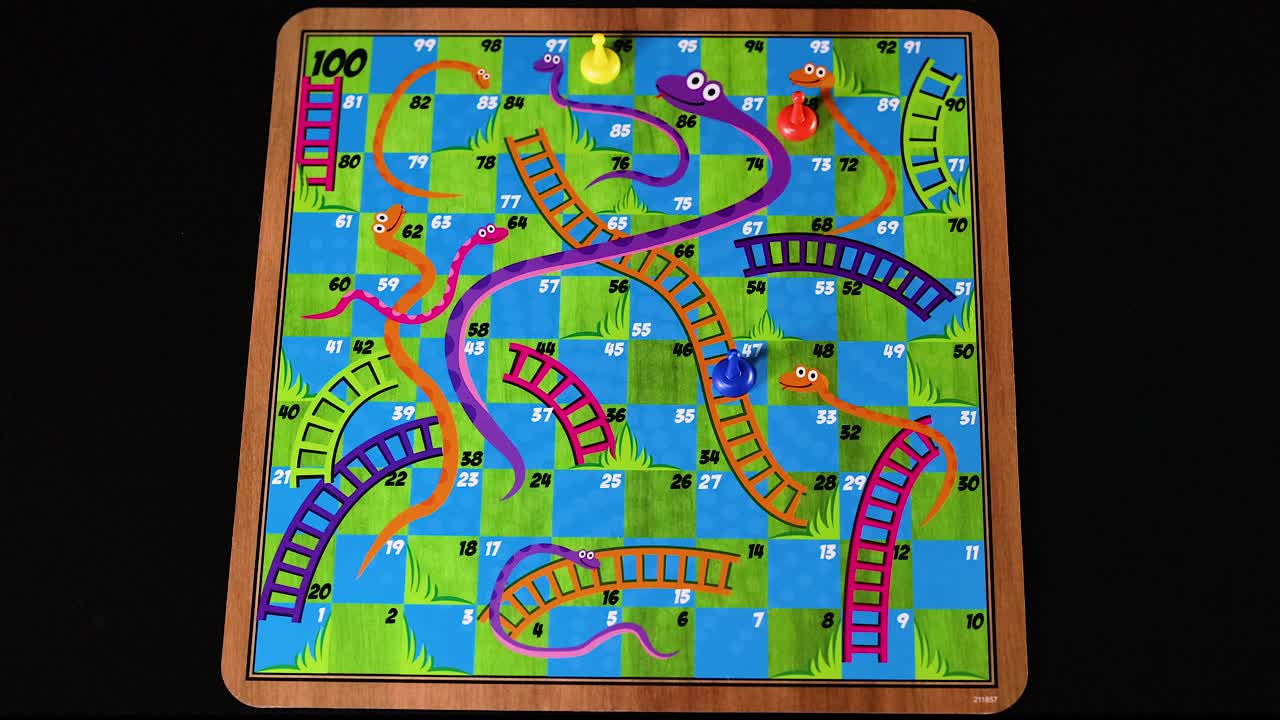 piezas móviles a mano en la tabla de serpientes y escaleras