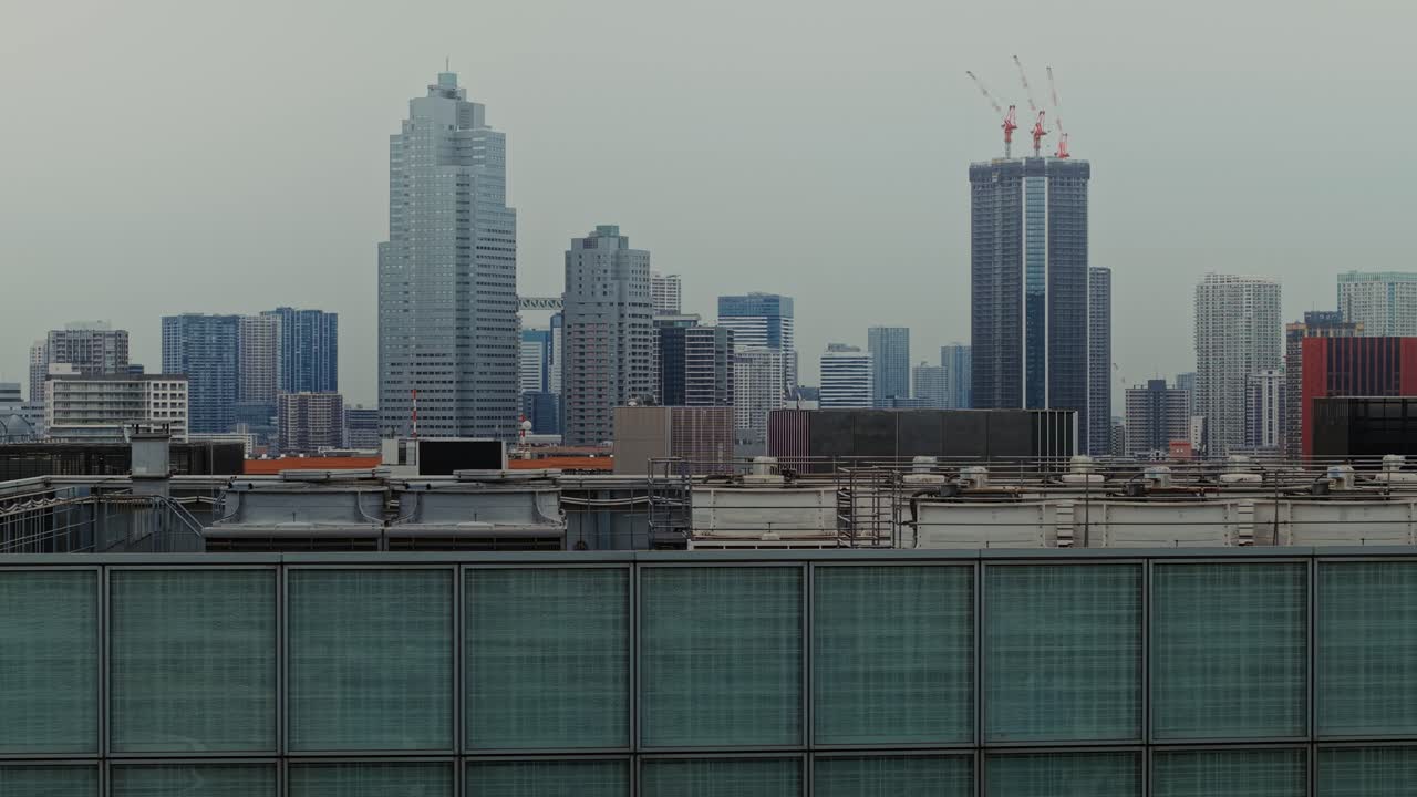 Paisagem urbana com arranha-céus em construção