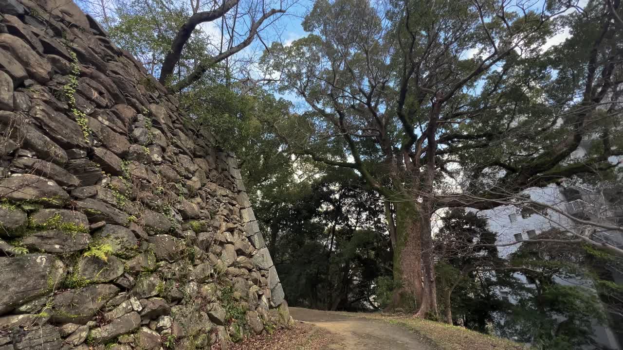 Passeggiata nel tempo libero al parco Maizuru presso le mura del castello di Fukuoka, Giappone