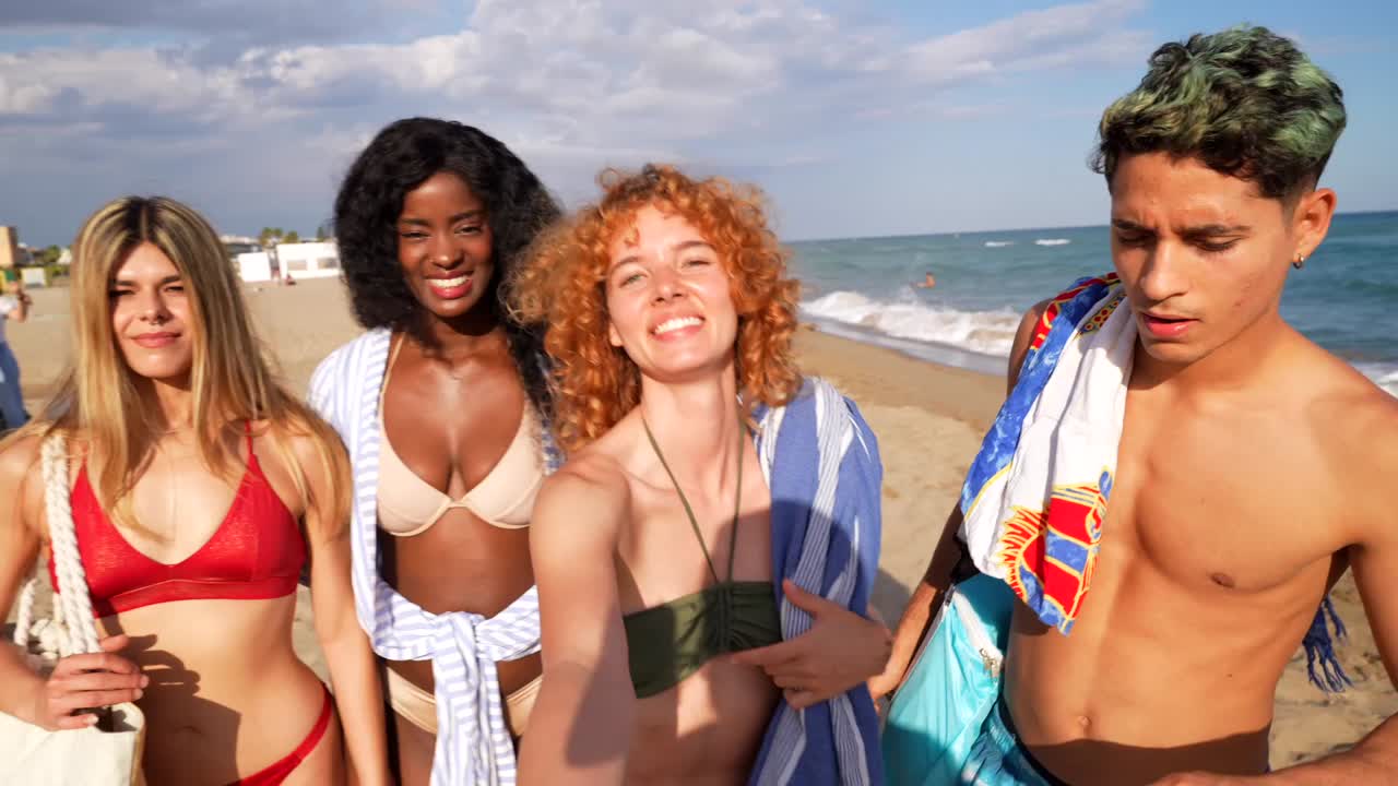 Amici che si godono le vacanze in spiaggia
