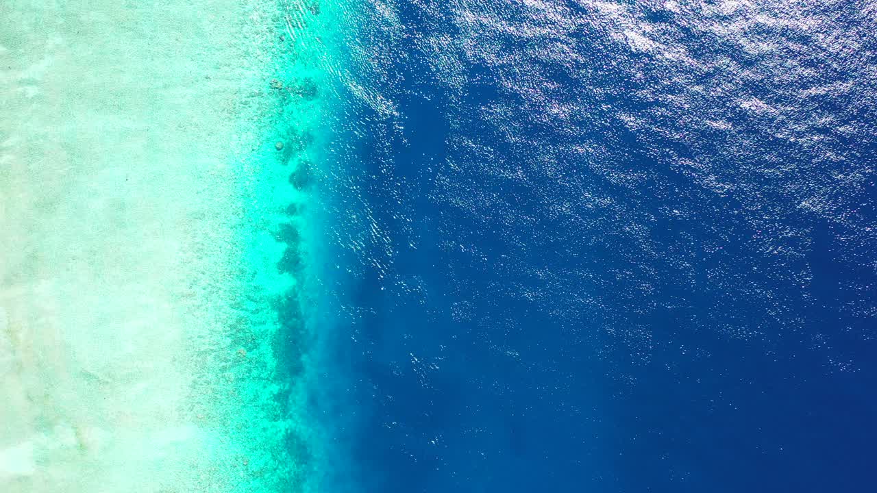 얕은 청록색 석호와 몰디브 위에서 본 하얀 모래 해변으로 둘러싸인 깊고 푸른 바다, 복사 공간