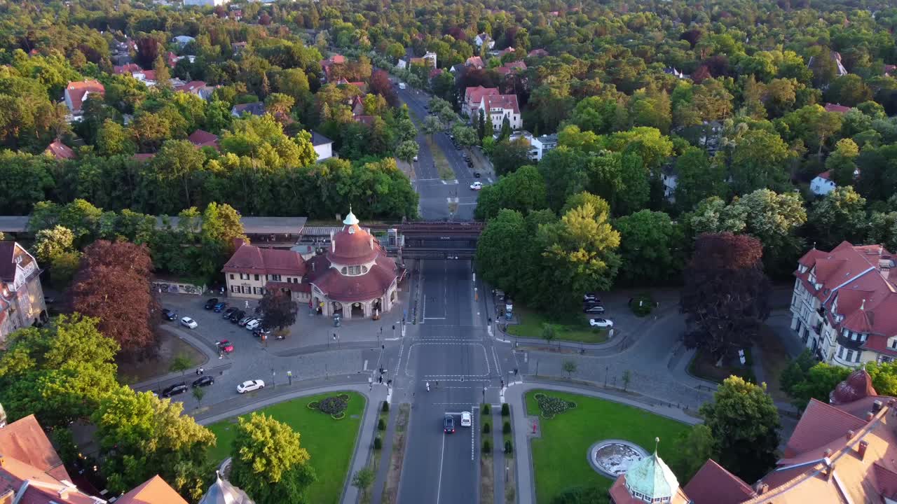el tren s-bahn entra en la estación por un puente