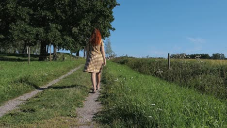 Mujer-En-Vestido-Vintage-Caminando-En-El-Campo-Verano