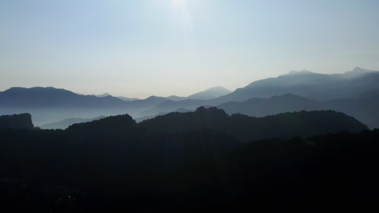 태양 아래 산의 조감도