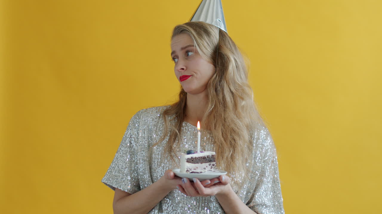 mujer celebrando su cumpleaños con pastel