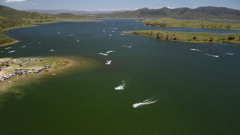 navegación recreativa en el lago somerset en queensland