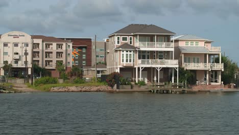 Antena-De-Casas-Prósperas-Frente-Al-Lago-Cerca-De-Galveston,-Texas