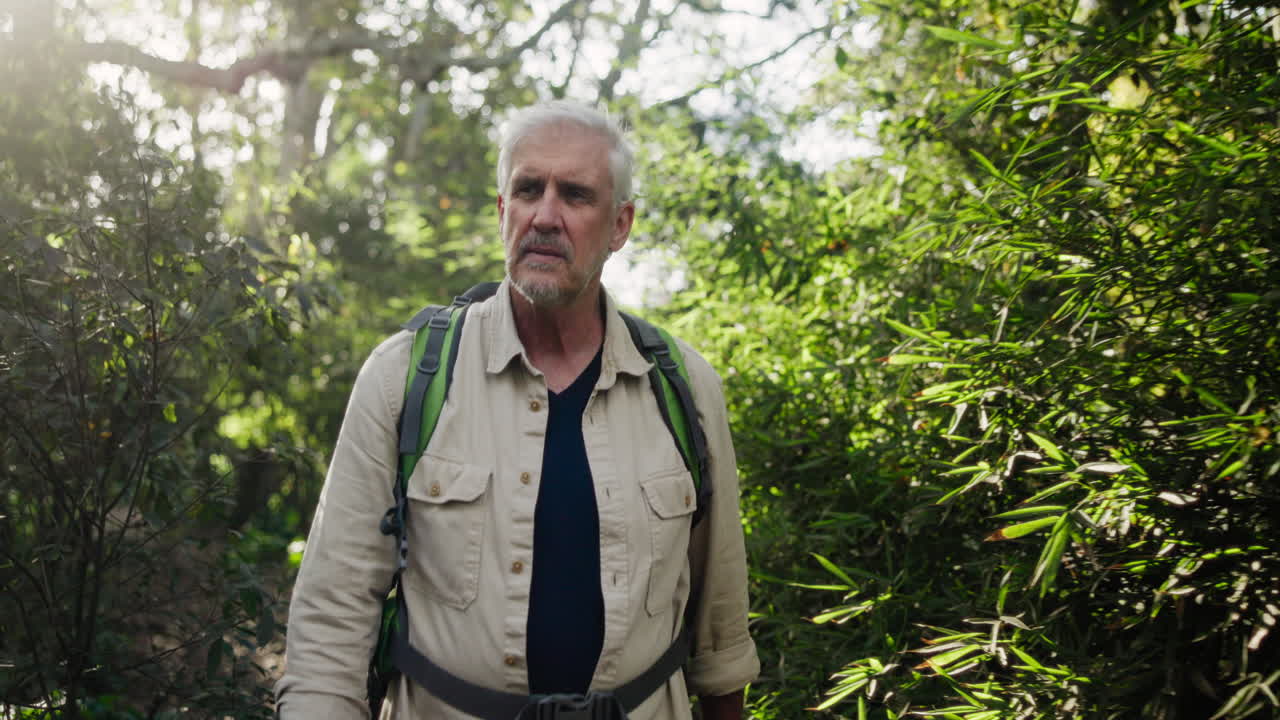 hombre caminando en la naturaleza