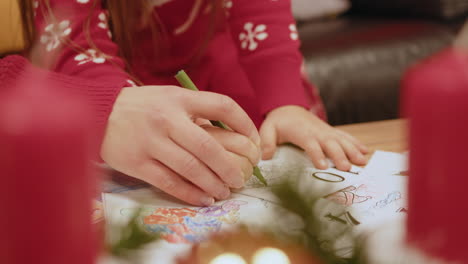 niño coloreando con los padres durante la navidad