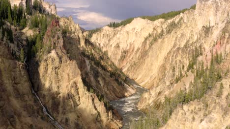 Imágenes-Aéreas-De-4k-Del-Gran-Cañón-De-Yellowstone,-En-El-Parque-Nacional-De-Yellowstone,-Wyoming,-Estados-Unidos