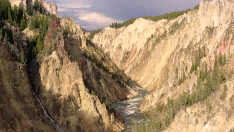 imágenes aéreas de 4k del gran cañón de yellowstone, en el parque nacional de yellowstone, wyoming, estados unidos
