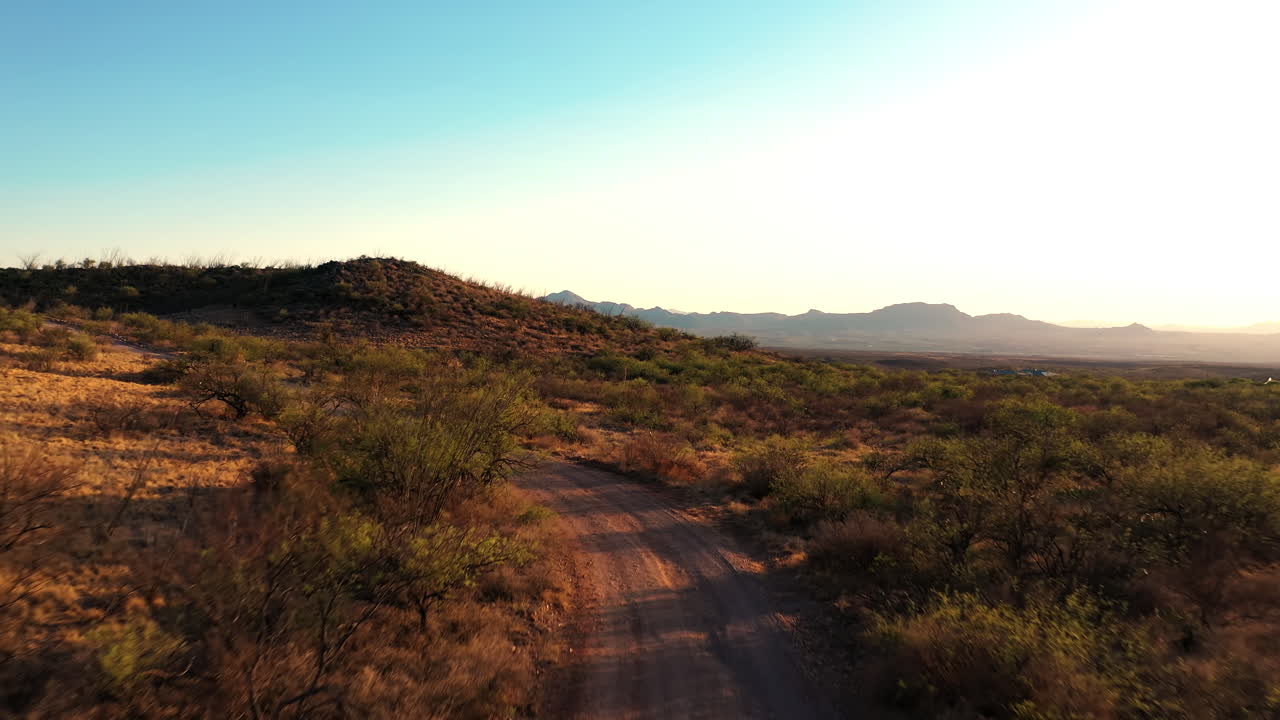 vista aérea del camino de tierra en el paisaje rural durante la hora dorada en río rico, arizona, estados unidos