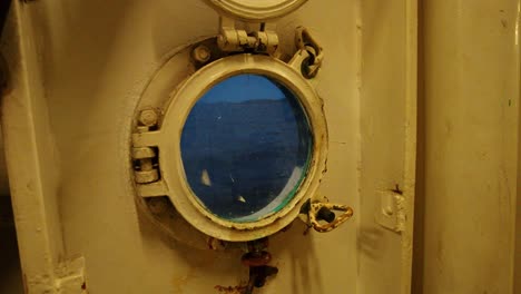 vista de un ojo de buey de barco de metal desde el interior