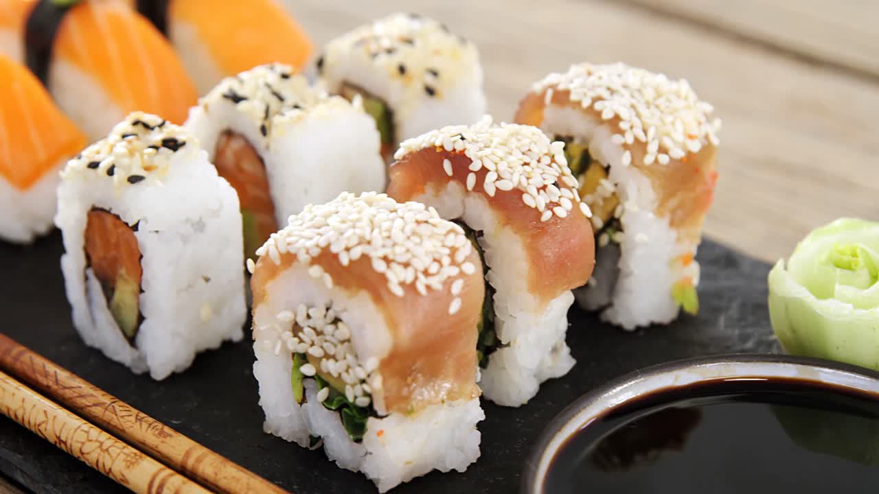 conjunto de sushi variado servido en pizarra de piedra negra