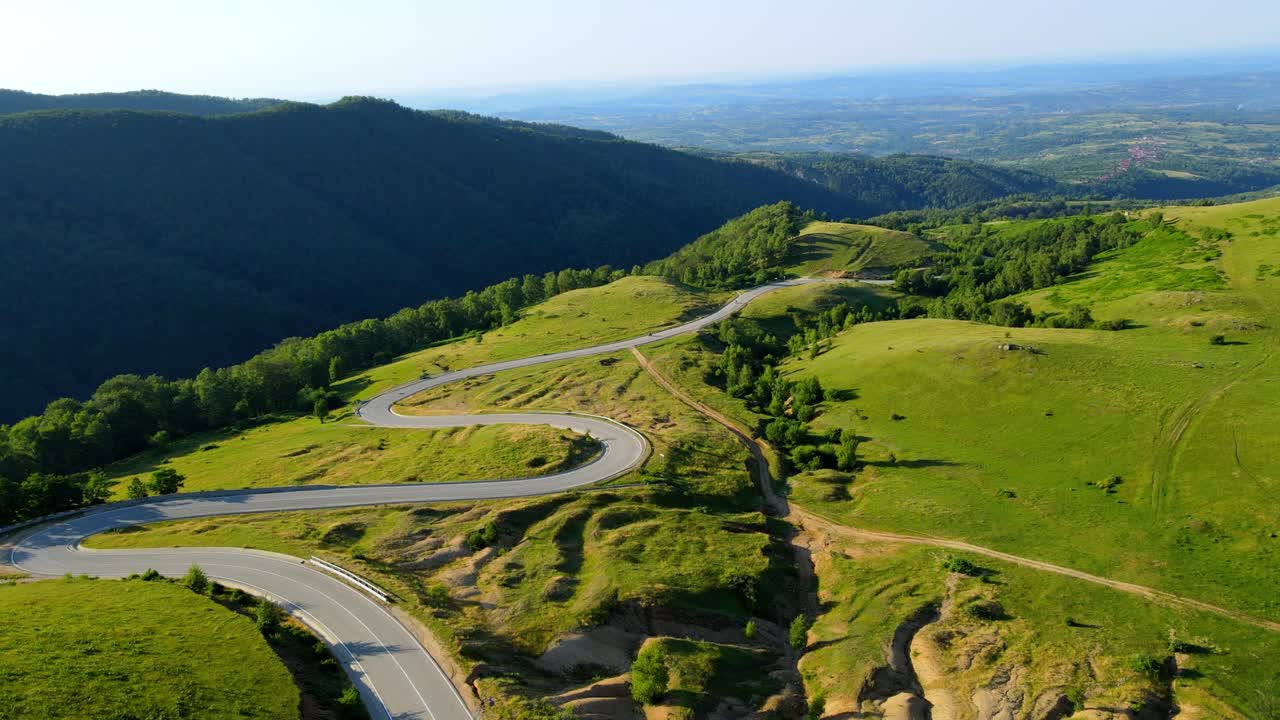 imágenes aéreas de drones de una carretera de montaña rumana – transalpina
