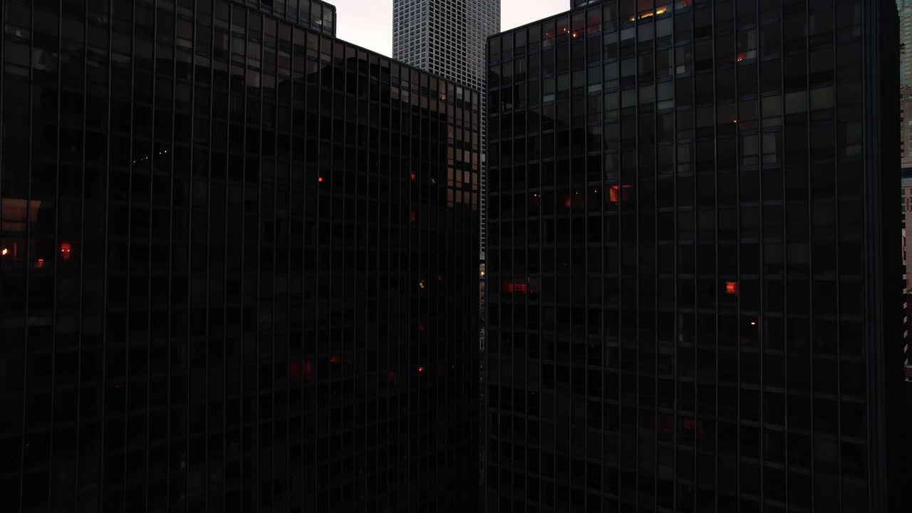 revelando chicago detrás de dos altos edificios negros
